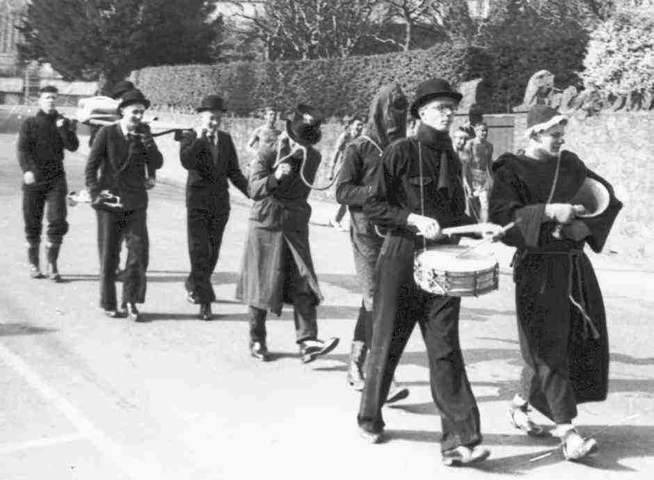 1st Year of the Rag:
I believe we made ~�400.
Tony Smith and Johny Woods in the lead.
The condemned man was Pete Bates,
the hangman is unknown.
Pall bearers: Neil Mytton, Keith Hughes
(Still lives in Pershore) and Pete Arkell