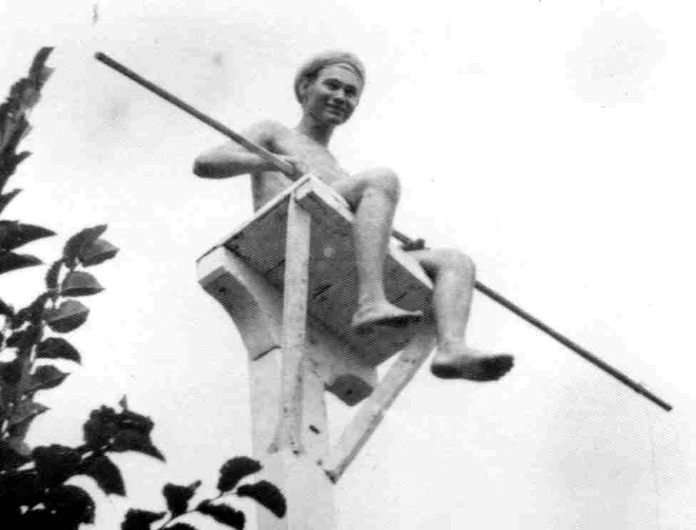 
Les Arnett was the man up The Pole. See Mike Dixon's Photos - First Year of the Rag - for more info on this one.