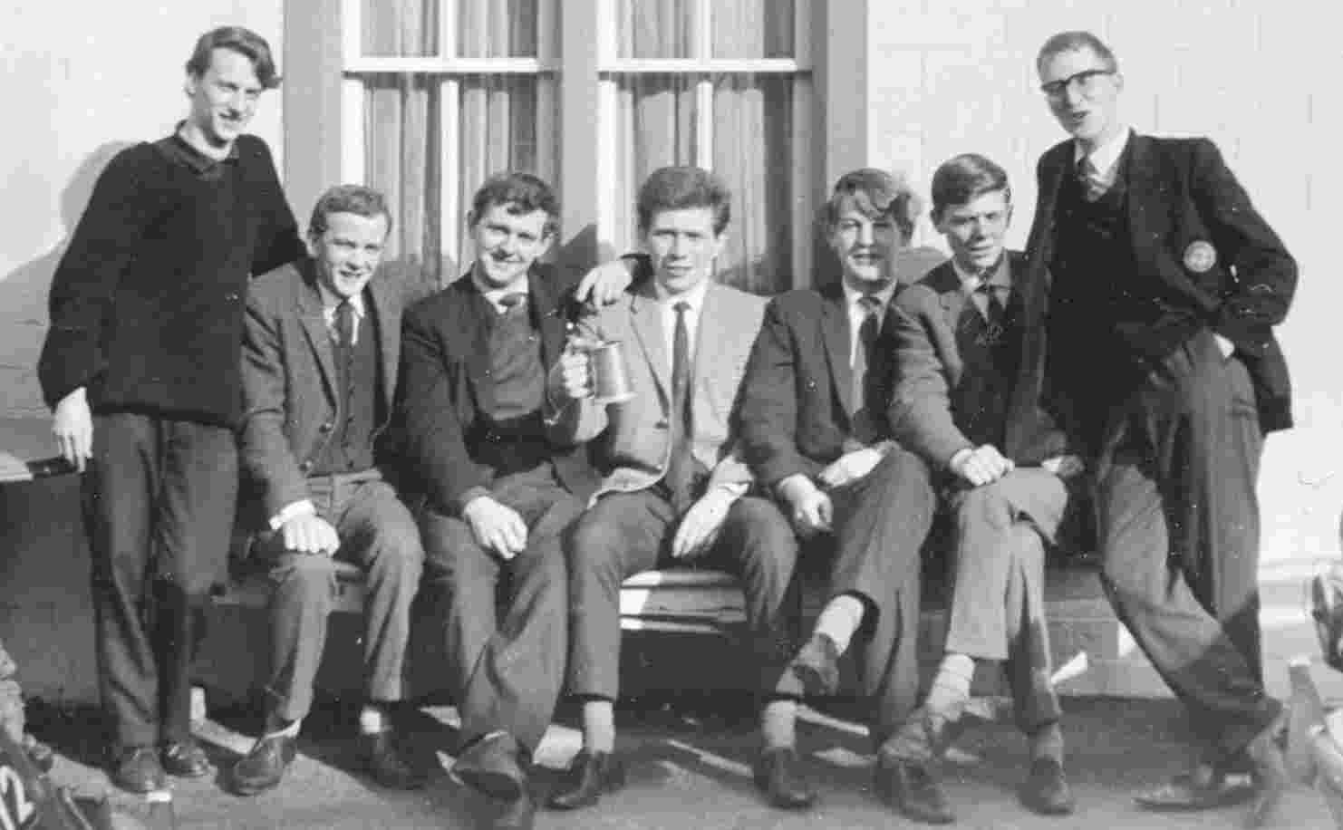 Davesleaving1963.
Outside the Wobbley Wheel
Pete Gay, Geoff Hawes, Bill Richmond,
Dave Simons, Robin Jones, Terry Mallaband,
Pete Bromley.