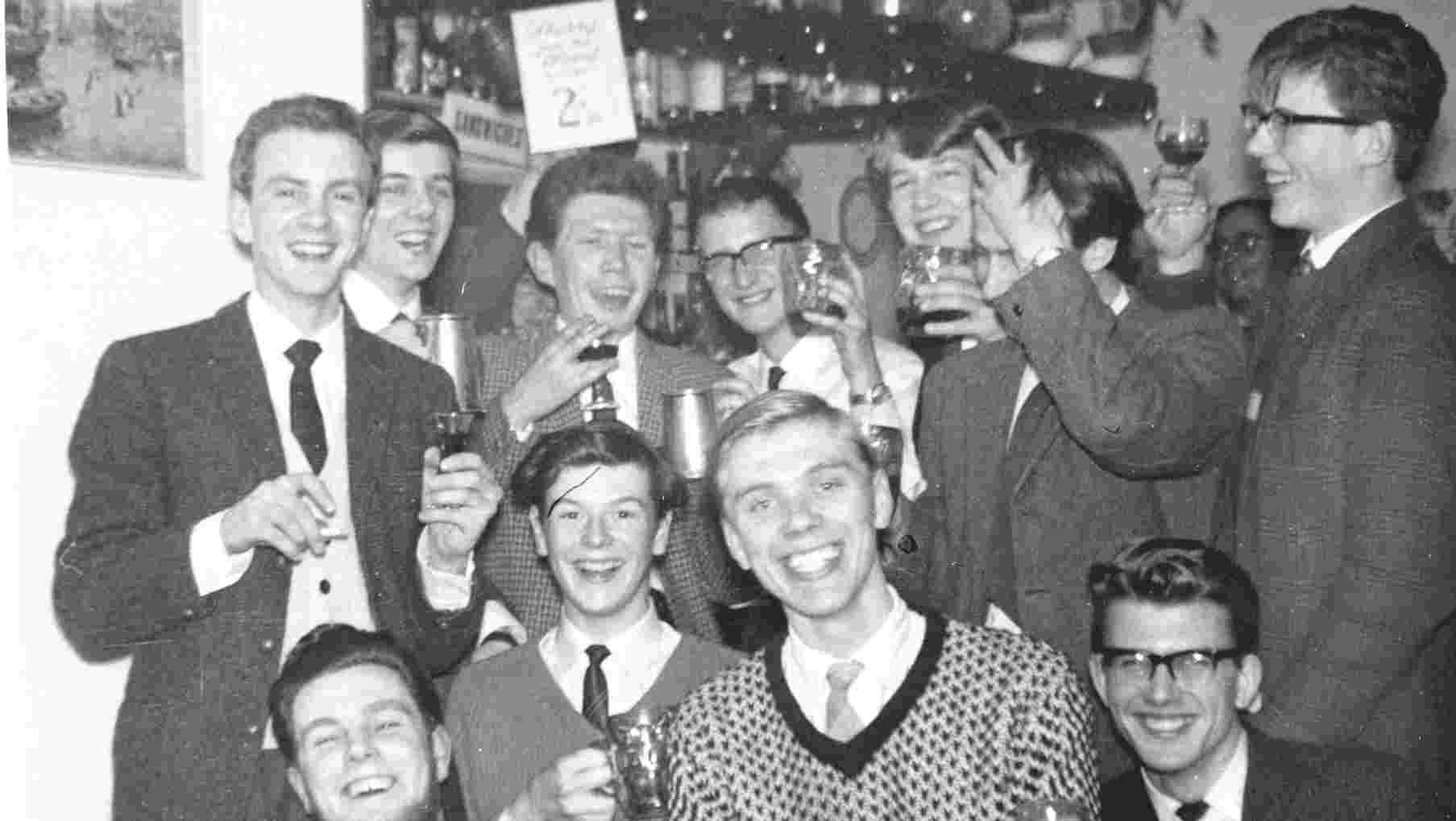 Erics 21st 1964
Mixed Dip3 and Dip2 group in 1964 (Similar photo to one sent by Ian Brearly)
taken in the Wobbley Wheel
Standing Geoff Hawes, Terry Mallaband, Dave Simons,
Pete Bromley,Robin Jones, Pete Gay,
Kevin Cleary (in background), Pete Westbury
Front Row Ian Brearly, Stuart Jeffers,
Eric Goddard, Jeff Andrews