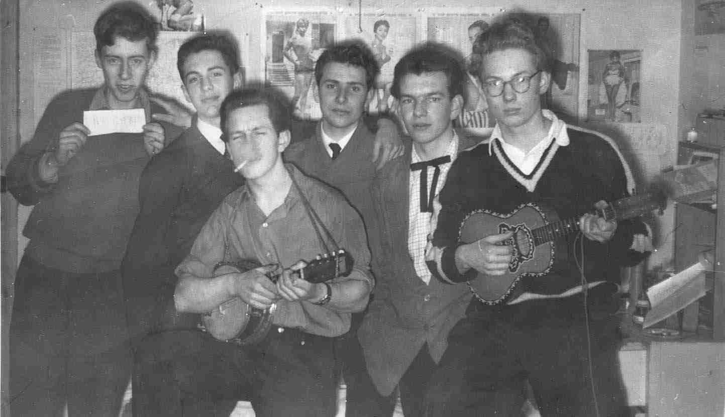 A group of the 1958 intake who seem to have
congregated on my bed for some reason.
L to R
Peter Deering, ?, Dick Lawrence, ?,
Paul Burbidge, Alan Redgrove.