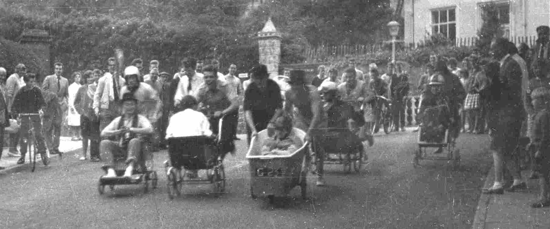 Pram race starting from
Parkview in 1964
Second pram from left Pete Gay (in pram),
Howard Legg pushing
Third pram from left Kevin Cleary (in bath),
? Robin Jones on left pushing,
? right pushing
I don't recognise anyone else.
