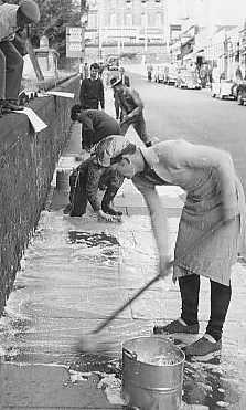 I think it is 1962.
Wayne ralley is Mrs. Mop, and
Dennis Williams is in the background.